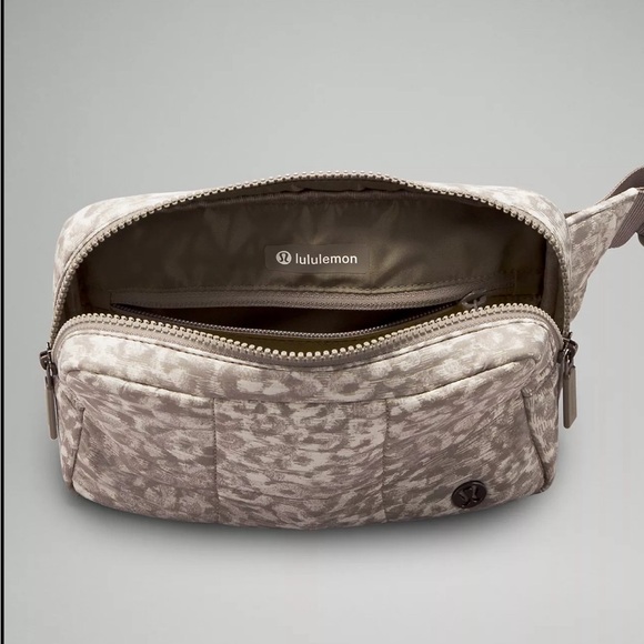 Lululemon Leopard White Opal Carbon Dust Quilted Grid Belt Bag 1.5L NWT - Picture 6 of 6